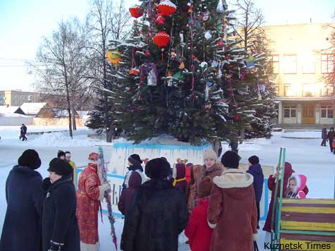 Kuznetsk-Times, Городская елка Кузнецка. Тепло ли в джипе товарищу Демину?